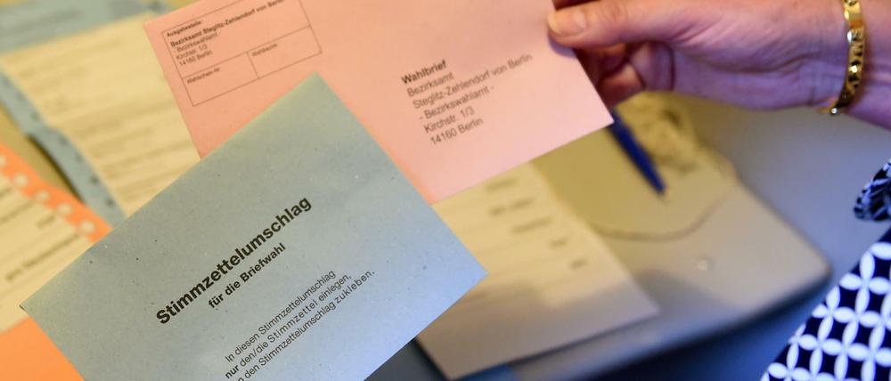 Ab Freitag muss man seine Briefwahlunterlagen persönlich ins Bezirkswahlamt bringen. 