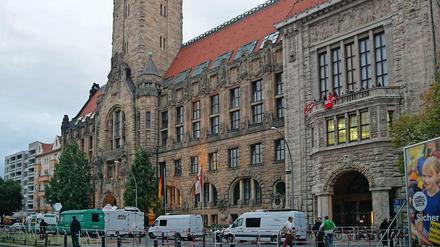 Viel Polizei- und Medienpräsenz gab es am Rathaus Charlottenburg, vor allem wohl wegen der AfD-Wahlparty.