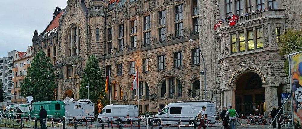 Viel Polizei- und Medienpräsenz gab es am Rathaus Charlottenburg, vor allem wohl wegen der AfD-Wahlparty.