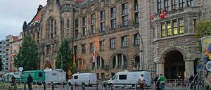 Viel Polizei- und Medienpräsenz gab es am Rathaus Charlottenburg, vor allem wohl wegen der AfD-Wahlparty.