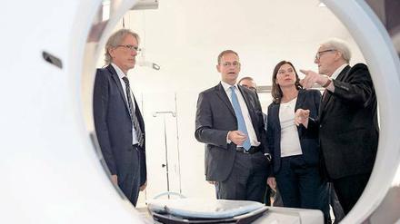 Visite im OP. Finanzsenator Matthias Kollatz-Ahnen, Bürgermeister Michael Müller und Wissenschaftssenatorin Sandra Scheeres mit Charité-Chef Karl Max Einhäupl.