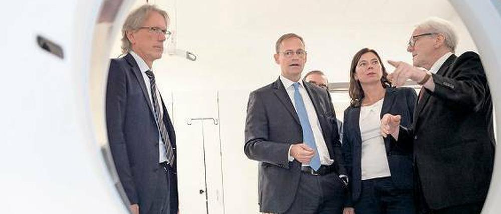 Visite im OP. Finanzsenator Matthias Kollatz-Ahnen, Bürgermeister Michael Müller und Wissenschaftssenatorin Sandra Scheeres mit Charité-Chef Karl Max Einhäupl.