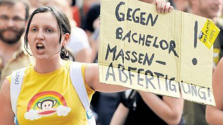 "Falsche Normierung". Die Verschulung des Studiums hat das Image des Bachelors geprägt und ihn zum Sündenbock für alle Mängel der Massenuniversität gemacht. Im Bildungsstreik von 2009/2010 protestierten bundesweit Studierende gegen die Studienbedingungen (hier in Mainz).