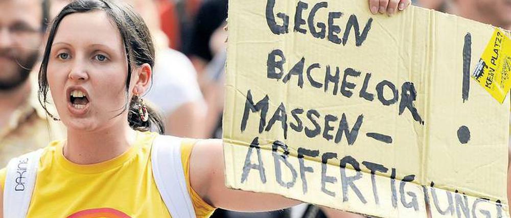 "Falsche Normierung". Die Verschulung des Studiums hat das Image des Bachelors geprägt und ihn zum Sündenbock für alle Mängel der Massenuniversität gemacht. Im Bildungsstreik von 2009/2010 protestierten bundesweit Studierende gegen die Studienbedingungen (hier in Mainz).