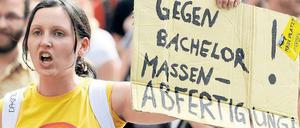 "Falsche Normierung". Die Verschulung des Studiums hat das Image des Bachelors geprägt und ihn zum Sündenbock für alle Mängel der Massenuniversität gemacht. Im Bildungsstreik von 2009/2010 protestierten bundesweit Studierende gegen die Studienbedingungen (hier in Mainz).