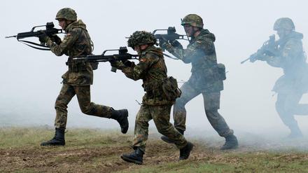 Soll die Bundeswehr bei Terrorlagen im Inland eingesetzt werden? Soldaten bei einer Übung
