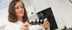 Zu wenig Forschung. Vor allem in kleineren Unternehmen tut sich hierzulande wenig. Ein Zuschuss zu den Personalkosten soll das ändern.