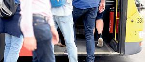 Die Preise für Busse und Bahnen steigen erneut.