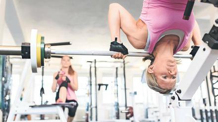 Training im Studio. Wer Mitglied in einem Fitnessclub wird und gesetzlich versichert ist, bekommt die Kosten teilweise erstattet. 