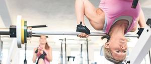 Training im Studio. Wer Mitglied in einem Fitnessclub wird und gesetzlich versichert ist, bekommt die Kosten teilweise erstattet. 