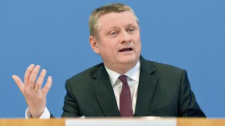 Bundesgesundheitsminister Hermann Gröhe (CDU) reichen die freiwilligen Angebote nicht aus.