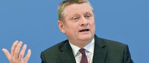 Bundesgesundheitsminister Hermann Gröhe (CDU) reichen die freiwilligen Angebote nicht aus.