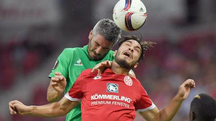 Der Mainzer Suat Serdar (r) und Saint-Etiennes Loic Perrin im Luftkampf.