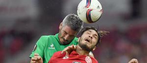 Der Mainzer Suat Serdar (r) und Saint-Etiennes Loic Perrin im Luftkampf.