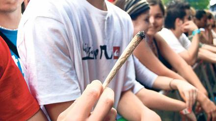Gefährlich. Regelmäßiges Kiffen verändert bei 16- und 17-Jährigen wahrscheinlich die Form des Hippocampus im Gehirn . 