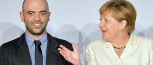 Angela Merkel gratuliert Roberto Saviano.