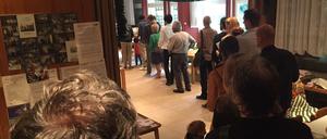 Lange Schlangen überall in der Stadt - auch hier in Kreuzberg.