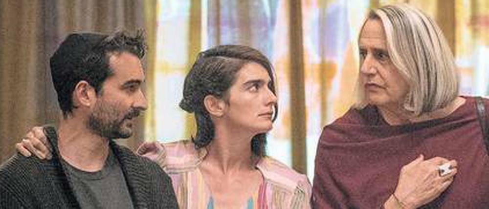 Alles bleibt schwierig. Dass ihr Vater Morton jetzt Maura Pfefferman (Jeffrey Tambor, rechts) ist, damit kommen die Kinder Ali (Gaby Hoffmann) und Josh (Jay Duplass) schon zurecht, aber müssen deswegen das eigene wie das Familienleben reibungslos funktionieren? Die dritte Staffel von „Transparent“ mit zehn Folgen wird vom 23. September an in deutscher wie in englischer Version bei Amazon Prime komplett gestreamt.