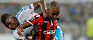 Eng am Mann: Nizzas Ricardo (vorne) im Zweikampf mit Breel Embolo von Schalke.