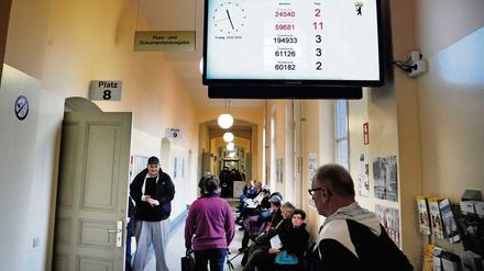 Geduldsprobe. Normalerweise muss man in Bürgerämtern wochenlang warten - außer heute in Lichtenberg.