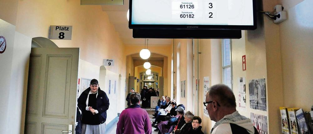 Geduldsprobe. Normalerweise muss man in Bürgerämtern wochenlang warten - außer heute in Lichtenberg.