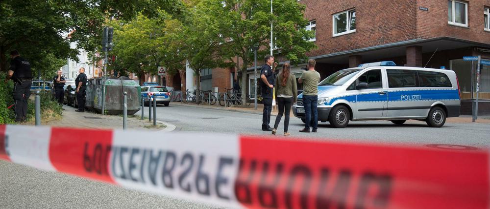 Einsatzkräfte der Polizei durchsuchen in Kiel die Grundschule Muhliusschule. 