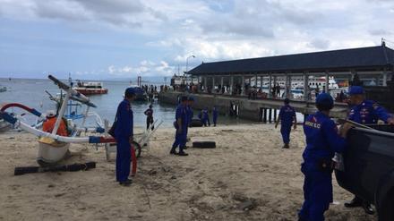 Polizisten in Bali, Indonesien, bei der explodierten Touristenfähre. 