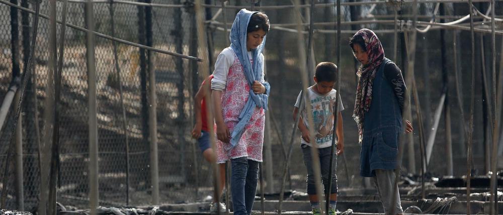 Migranten in den Überresten eines Flüchtlingscamps aus der griechischen Insel Lesbos