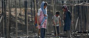 Migranten in den Überresten eines Flüchtlingscamps aus der griechischen Insel Lesbos