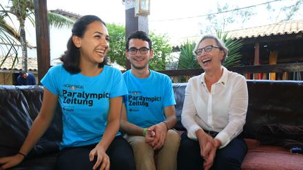 Isabella Wimmer und Jonathan Fridman, Nachwuchsreporter der Paralympics Zeitung, trafen Staatssekretärin Gabriele Lösekrug-Möller zum Gespräch während der Spiele in Rio.