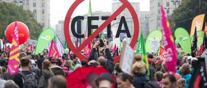 Tausende Menschen nehmen an der Demonstration gegen die Handelsabkommen Ceta und TTIP in Berlin teil.