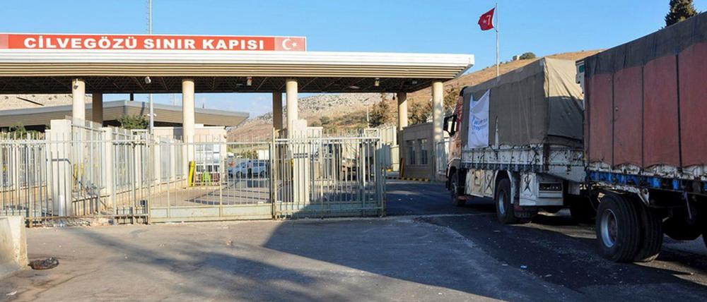 UN-Hilfstransporte für die belagerten Zivilisten in Aleppo sitzen trotz der vereinbarten Waffenruhe weiter an der türkischen Grenze fest.