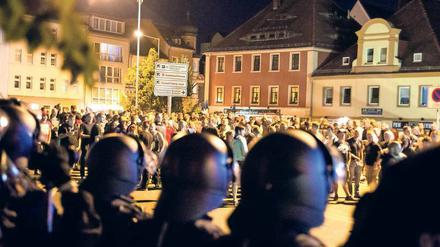 Gewaltmonopol. Die Angriffe und Pöbeleien konzentrieren sich in Bautzen auf den Kornmarkt in der Innenstadt. Die Polizei hat Mühe, Rechte und Asylbewerber in Schach zu halten.