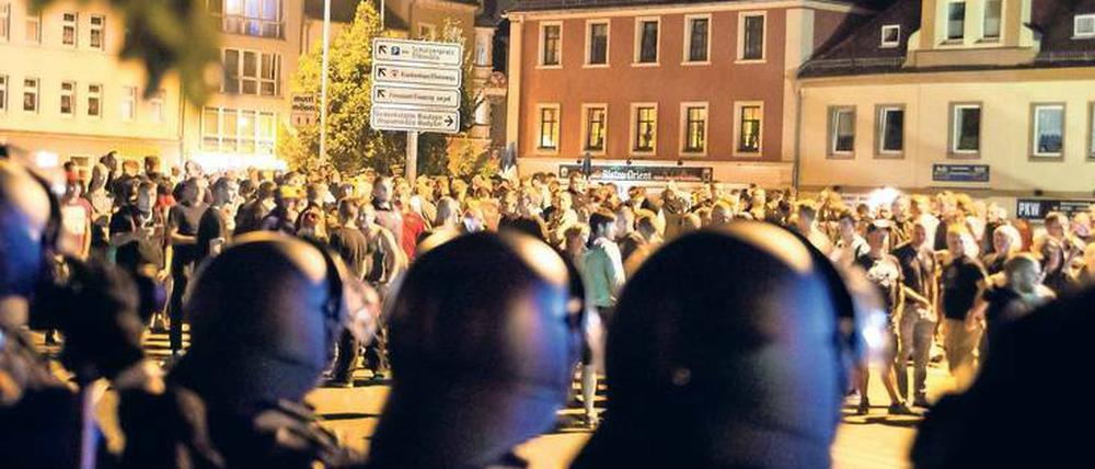 Gewaltmonopol. Die Angriffe und Pöbeleien konzentrieren sich in Bautzen auf den Kornmarkt in der Innenstadt. Die Polizei hat Mühe, Rechte und Asylbewerber in Schach zu halten.