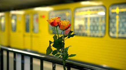 Blumen sind im Januar 2016 in Berlin auf einem Bahnsteig der U-Bahnstation Ernst-Reuter-Platz zu sehen. 