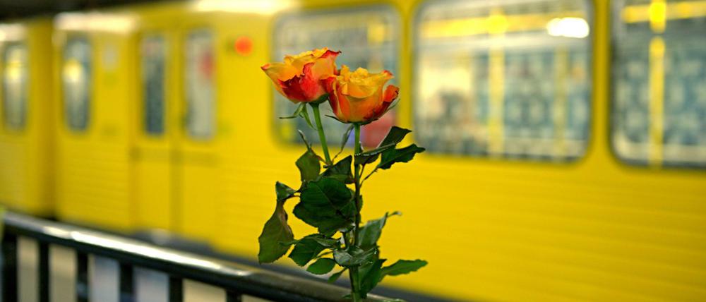 Blumen sind im Januar 2016 in Berlin auf einem Bahnsteig der U-Bahnstation Ernst-Reuter-Platz zu sehen. 