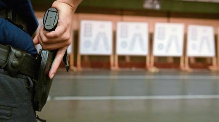 Die Berliner Polizisten werden demnächst mit gebrauchten Waffen ausgestattet.