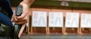 Die Berliner Polizisten werden demnächst mit gebrauchten Waffen ausgestattet.
