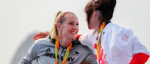 Die gute Laune gewonnen. Edina Müller (links) mit Siegerin Jeanette Chippington.