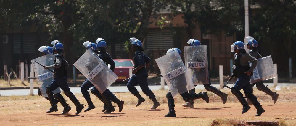 Mit Wasserwerfern und Tränengas versucht die Polizei in Simbabwe die Proteste gegen den Präsidenten zu ersticken. 