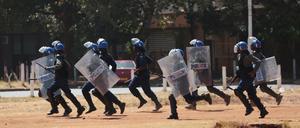 Mit Wasserwerfern und Tränengas versucht die Polizei in Simbabwe die Proteste gegen den Präsidenten zu ersticken. 