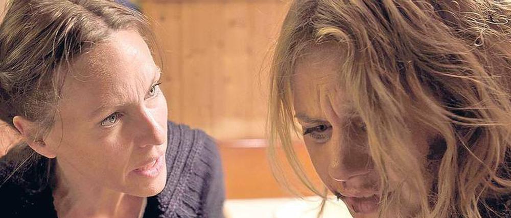 Schweig, Schwester! Sonja (Felicitas Woll, rechts) ist vergewaltigt worden. Ihre Schwester Birgit (Nina Kronjäger) überzeugt sie, die Tat zu verschweigen.