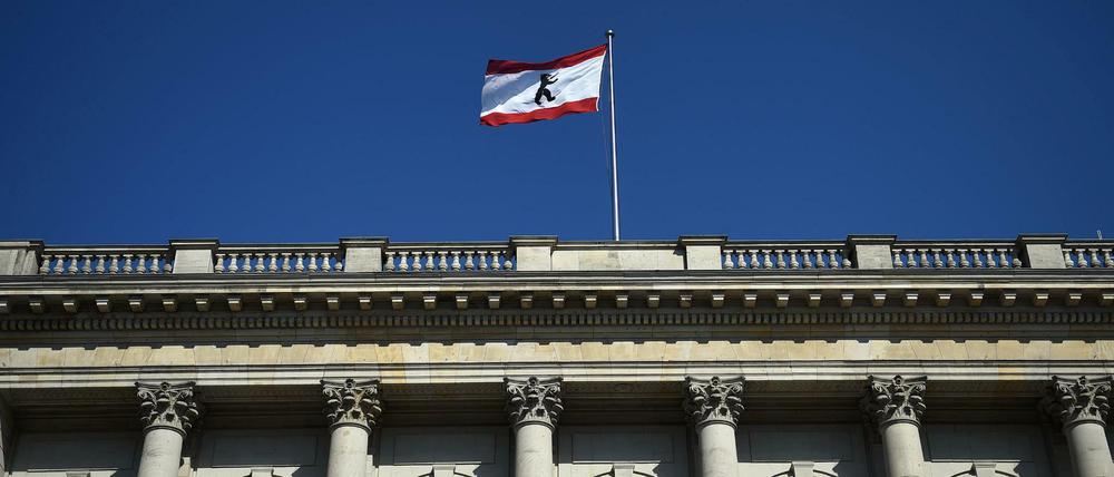 Die Berliner Fahne weht in Berlin auf dem Abgeordnetenhaus.