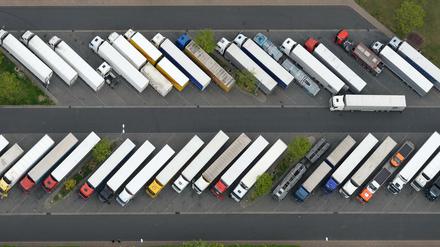 ARCHIV - Voll besetzt ist ein LKW-Parkplatz an der Autobahn-Raststätte Michendorf (Brandenburg), aufgenommen am 01.05.2014 aus der Vogelperspektive. Foto: Ralf Hirschberger/dpa (zu dpa "FDP fordert Ausbau der Lkw-Stellplätze an Autobahnen" vom 18.09.2016) +++(c) dpa - Bildfunk+++
