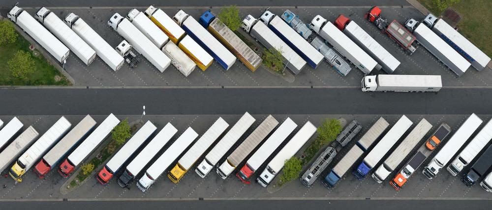 ARCHIV - Voll besetzt ist ein LKW-Parkplatz an der Autobahn-Raststätte Michendorf (Brandenburg), aufgenommen am 01.05.2014 aus der Vogelperspektive. Foto: Ralf Hirschberger/dpa (zu dpa "FDP fordert Ausbau der Lkw-Stellplätze an Autobahnen" vom 18.09.2016) +++(c) dpa - Bildfunk+++