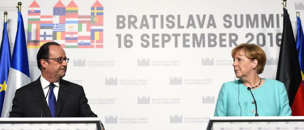 Auf einer Linie: Francois Hollande und Angela Merkel demonstrieren in Bratislava französisch-deutsche Einigkeit.