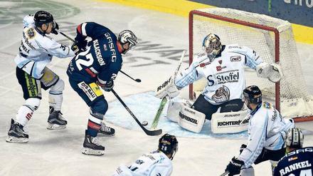 Erster Anlauf. In dieser Szene klärt Straubings Keeper Matt Climie gegen Barry Tallackson von den Eisbären. Später musste Climie fünf mal hinter sich greifen. Foto: dpa/Jensen