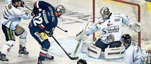 Erster Anlauf. In dieser Szene klärt Straubings Keeper Matt Climie gegen Barry Tallackson von den Eisbären. Später musste Climie fünf mal hinter sich greifen. Foto: dpa/Jensen