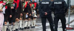 Polizisten stehen in München am Rande des traditionellen Trachten- und Schützenzugs zum Oktoberfestgelände.