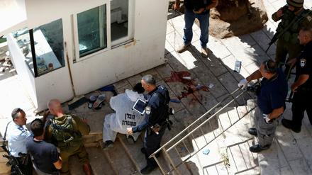 Israelische Sicherheitskräfte untersuchen am Montag den Tatort der jüngsten Messerattacke. Die Polizei tötete einen palästinensischen Angreifer und verletzten den anderen Täter schwer. 